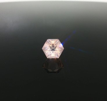 Neosadený Ruženín brúsený v tvare šesťuholníka (2,25 ct) v Špičkovej kvalite