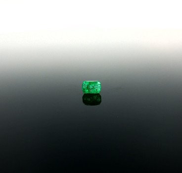 Smaragd z hlbokým zeleným odtieňom, 0.38 ct
